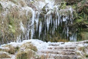 vereiste Stufen zum Wasserfall 2009